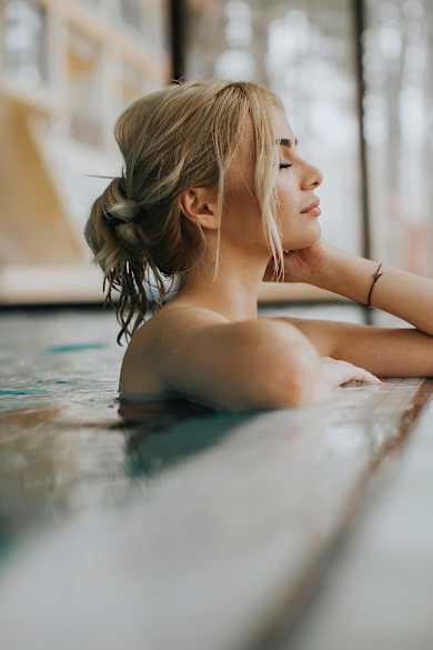 Junge Frau in einem Pool